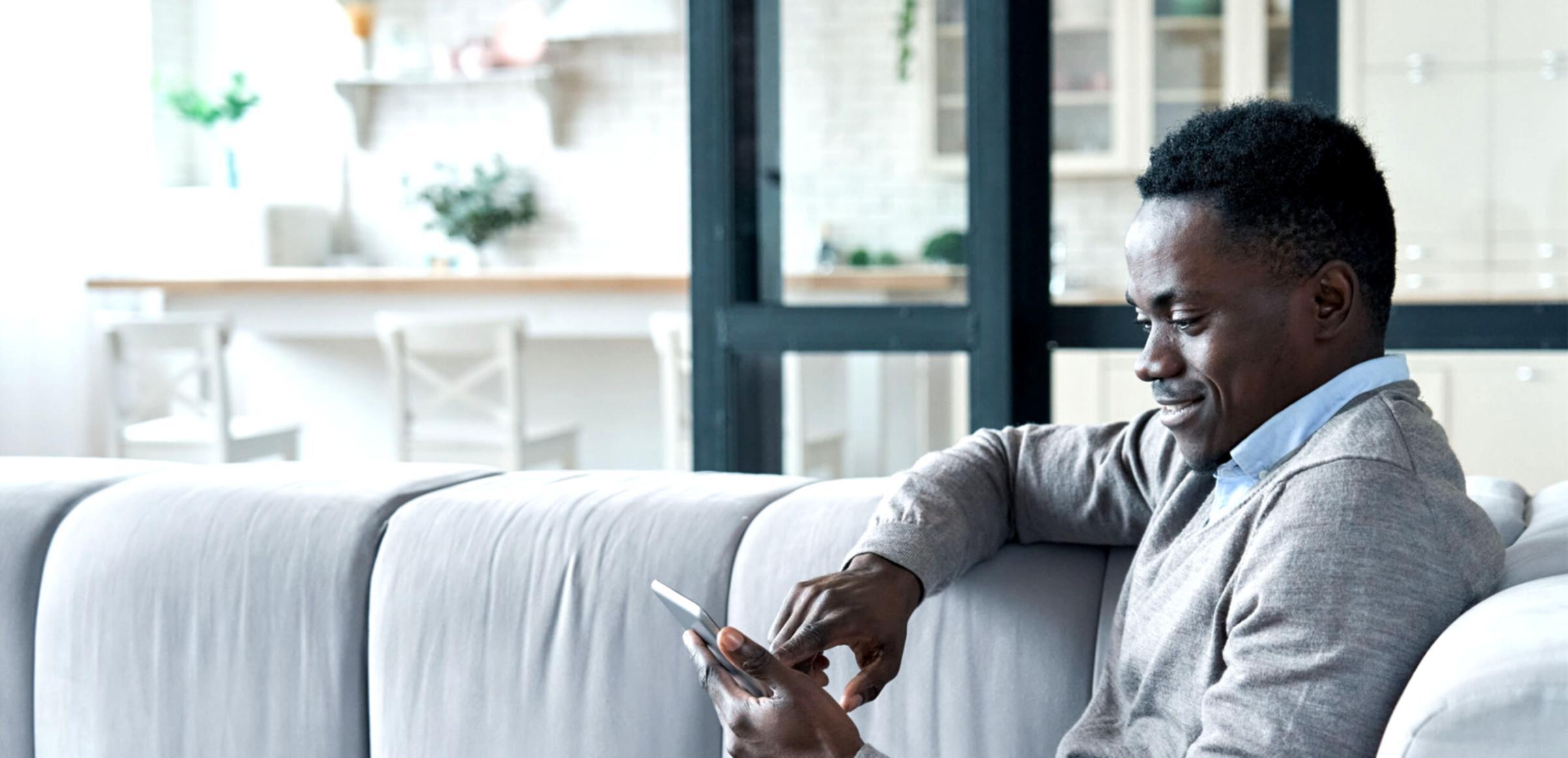 Ambiente de taller financiero con participantes tomando notas